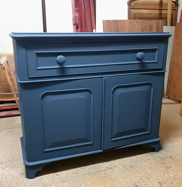 Credenza con cassetto e due ante, laccata di blu, in falegnameria