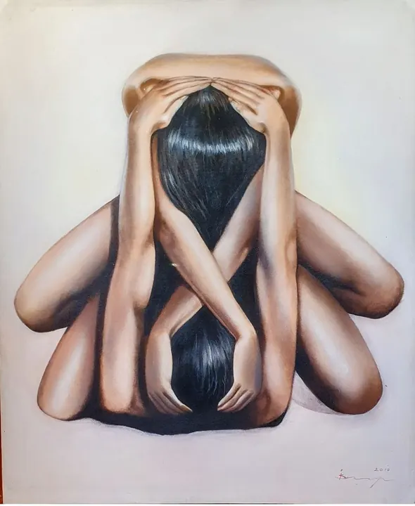 Nudo di donna raccolta su se stessa, di schiena, con i capelli neri